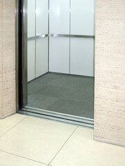 待機中のオフィスのエレベータ