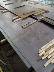 積み重ねた鉄板