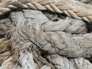 大型貨物船の係留ロープ