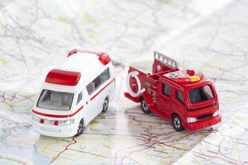 救急車と消防車のミニカー © Paylessimages