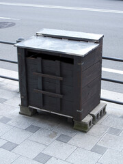 歩道に設置されたゴミ箱