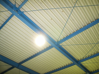 商品倉庫の水銀灯