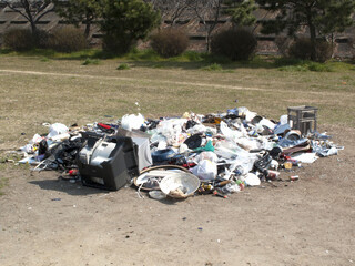 河川敷に不法投棄された家電製品