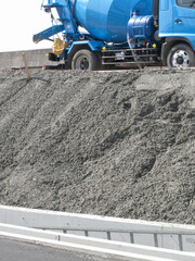 河川の堤防工事現場