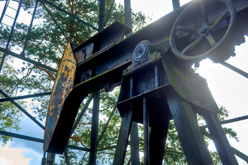 Balanced delivery head of an oil pump with a throttle wheel, horse head