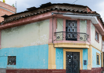 Casa tipica de colores de la sierra del perú