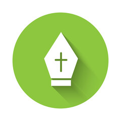 Obraz premium White Pope hat icon isolated with long shadow. Christian hat sign. Green circle button. Vector.