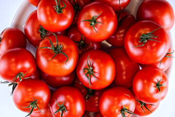Warzywa pomidory z upraw ekologicznych nie sa wizualnie doskonałe ale sa bardzo zdrowe gdyż do ich pielęgnacji nie użyea sie środków chemicznych - obrazy, fototapety, plakaty