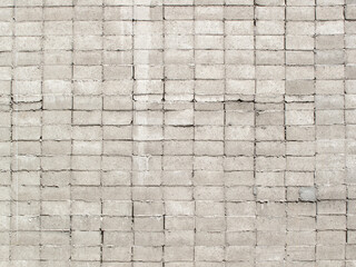 背の高いブロック塀