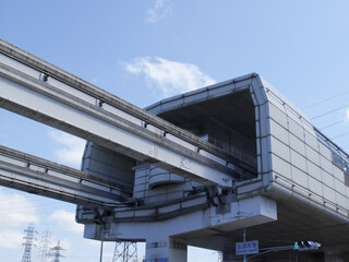 モノレールのレールと駅舎