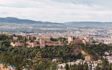 Fototapeta na wymiar Vistas de la Alhambra de Granada con la ciudad al fondo