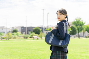 建物の前の女子高生