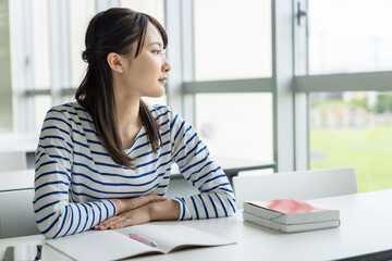 教室で勉強する女子学生　大学生　予備校生