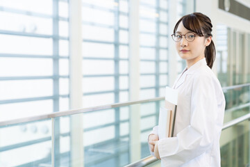 白衣の女子学生　理系学生　医学生