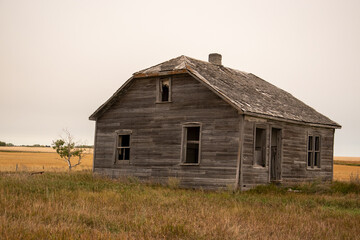 Obraz premium Abandoned homestead from the early 1900s on the Canadian Prairies