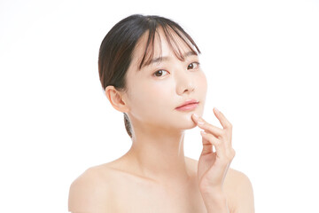 白背景の若い女性の美容ポートレート