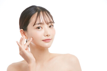 白背景の若い女性の美容ポートレート
