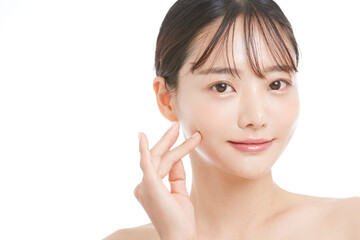 白背景の若い女性の美容ポートレート