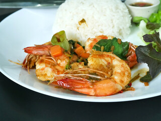 Fried  shrimp with basil leaves