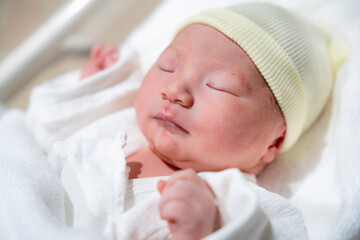 出産直後産まれたての眠っている日本人の赤ちゃんの寝顔 新生児のニューボーンフォト