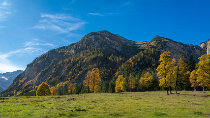 Herbstliche Landschaft im Karwendel-Gebirge