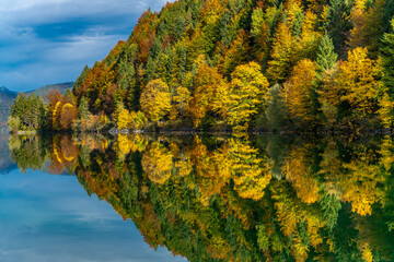 Herbstliche Landschaftsidylle am bayrischen Walchensee