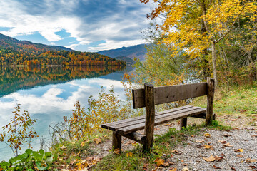 Ein Bank am Walchensee mit Blick auf die Jachenau