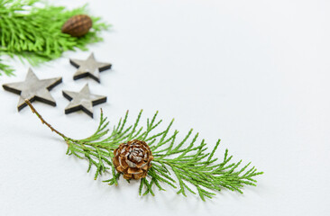 Tannengrün mit Zapfen und Sternen auf weißem Hintergrund - Weihnachten natürlich dekorieren,...