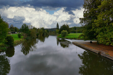 Fototapeta premium Ein Blick von der Brücke auf die Werra in Bad Sooden-Allendorf