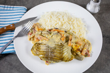 filet de lieu cuisiné en sauce accompagné de riz