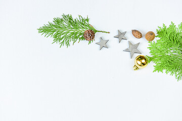 Tannengrün mit Zapfen und Sternen auf weißem Hintergrund - Weihnachten natürlich dekorieren,...