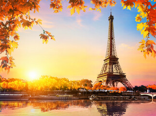 Fototapeta na wymiar Eiffel Tower in sunrise time