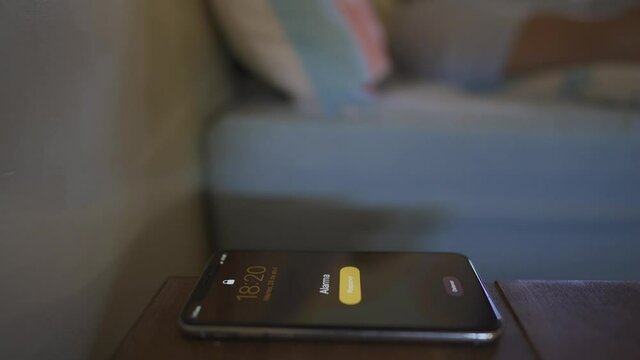Posponiendo alarma de tel&eacute;fono por la ma&ntilde;ana al despertar