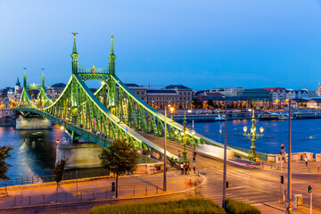 Naklejka premium Liberty Bridge in Budapest at night, Hungary