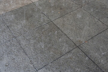 Obraz premium Close up raindrops falling on the ground on a rainy day