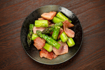 アスパラガスとベーコンの炒め物