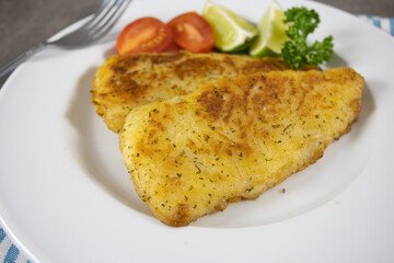 filet de poisson meunière cuit dans une assiette