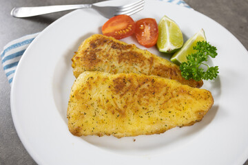 filet de poisson meunière cuit dans une assiette
