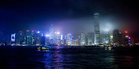 Naklejka premium a night shot of the victoria harbour in hong kong
