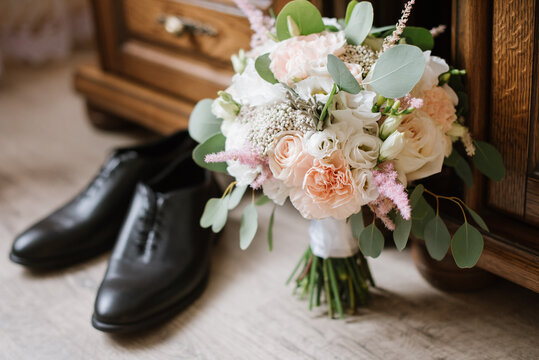 Grooms shoes with bouquet, rings and wedding accessories