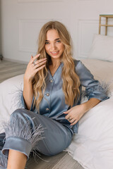 Obraz premium woman sitting on sofa