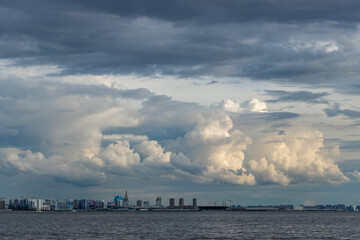 Naklejka premium the clouds over the city