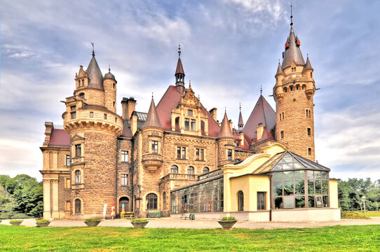 Pałac w Mosznej (niem. Schloss Moschen) &ndash; zabytkowa rezydencja położona we wsi Moszna, w wojew&oacute;dztwie opolskim.