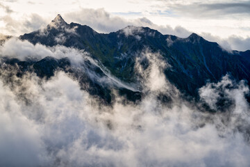 朝日と雲に包まれる槍ヶ岳