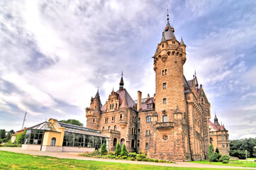 Fototapeta premium Pałac w Mosznej (niem. Schloss Moschen) – zabytkowa rezydencja położona we wsi Moszna, w województwie opolskim.