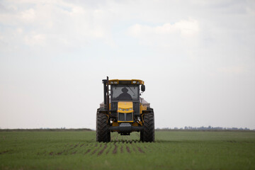 tractor fertilizando campo 