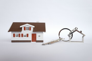 maison et clés fond blanc