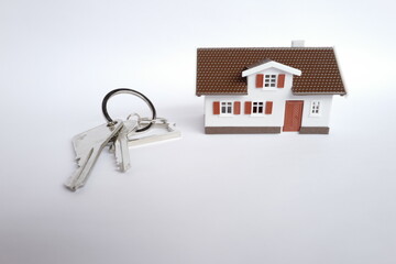 maison et clés fond blanc vue face