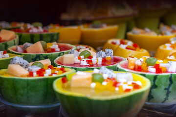 Wassermelone gefüllt mit einem süßen Dessert