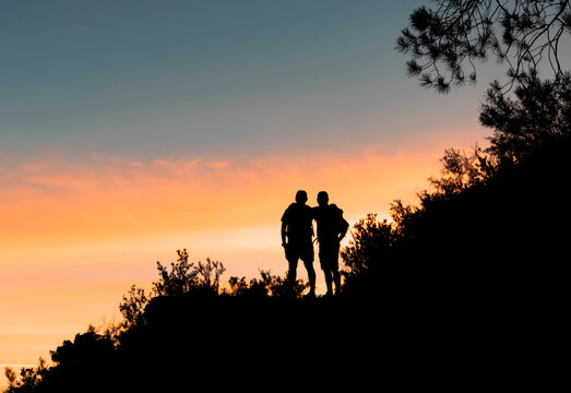 Dos amigos disfrutando del amanecer